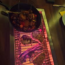 Fleisch auf dem Grilltisch
