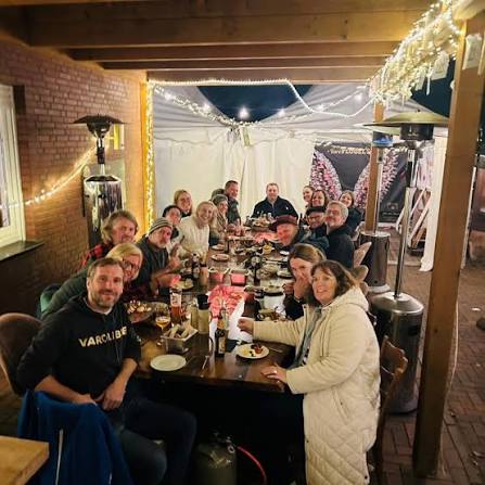 Große Gruppe am Grilltisch