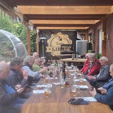 Gruppe am Grilltisch
